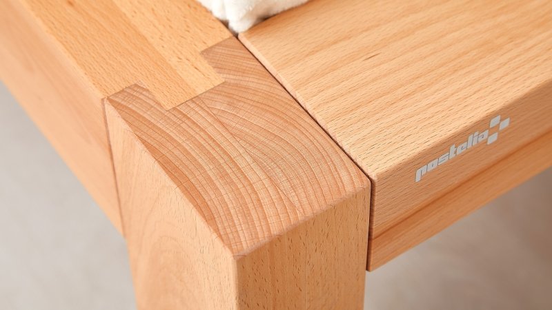 postel-s-z-masivu-capri-buk-detail-nozniho-cela-rohu-postele-spoj.jpg
