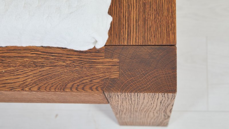 postel-s-uloznym-prostorem-capri-dub-drasany-detail-nozniho-cela.jpg
