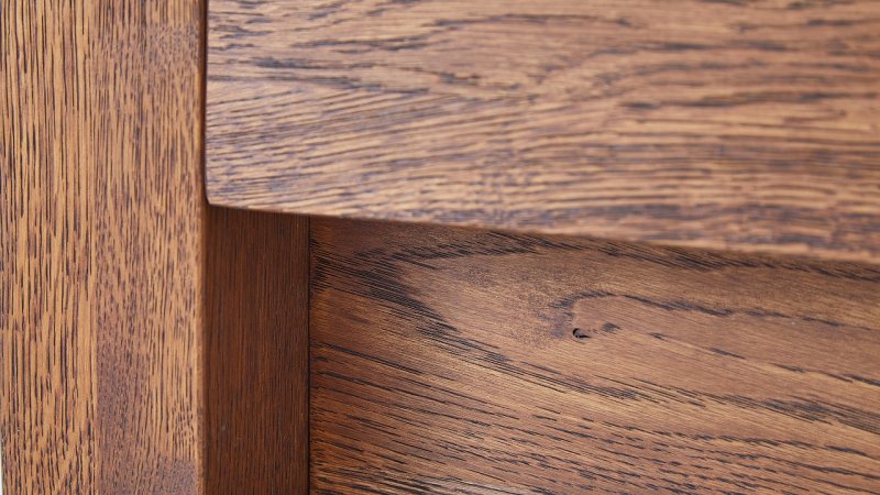 postel-s-uloznym-prostorem-capri-dub-drasany-detail-nozniho-cela-drasani.jpg