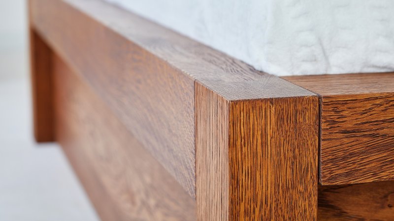 postel-s-uloznym-prostorem-capri-dub-drasany-detail-nozniho-cela-ii.jpg