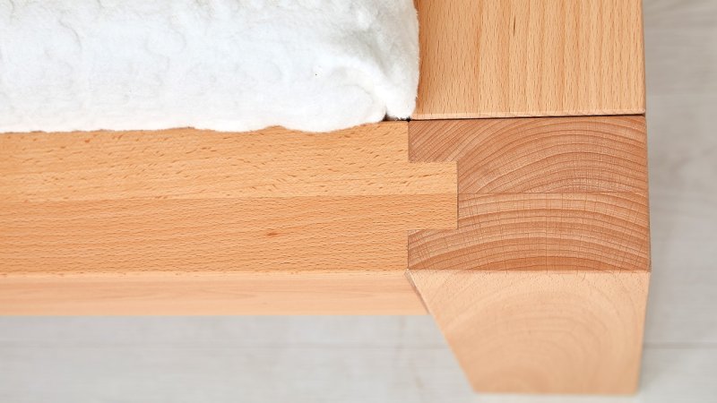 postele-z-masivu-capri-buk-dvouluzko-detail-nozniho-cela.jpg