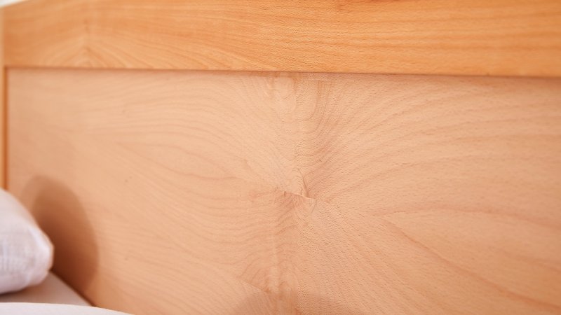 postel-s-z-masivu-capri-buk-detail-hlavoveho-cela.jpg